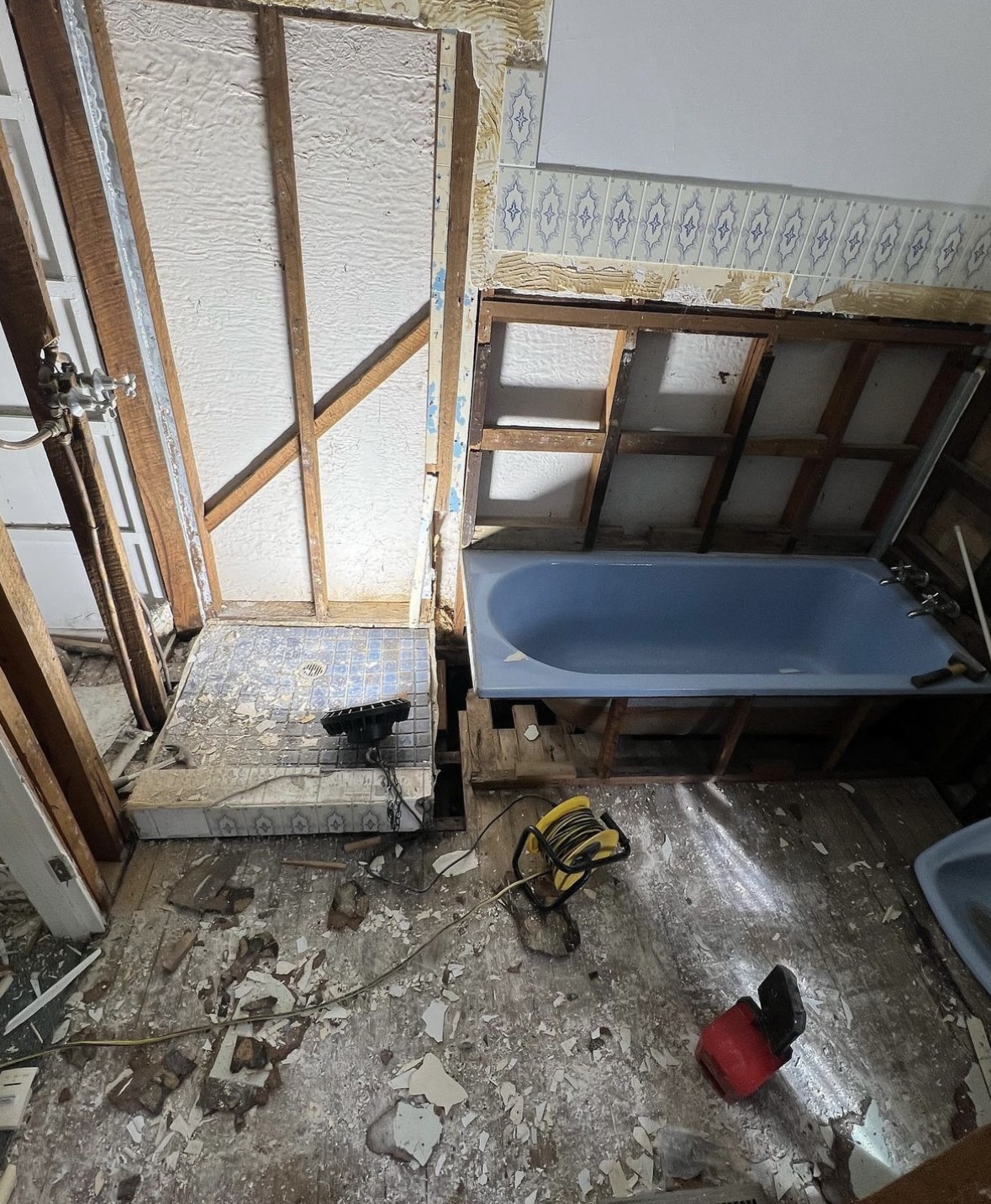 tharratt st bathroom renovation - before