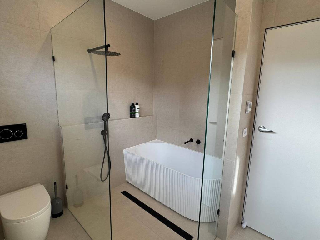 251 Mitcham Road After Main Bath Tub Side