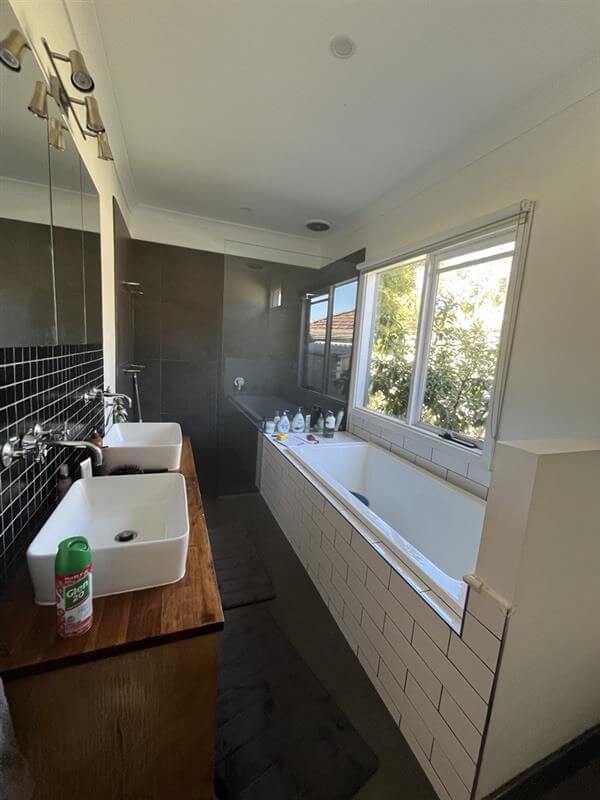 251 Mitcham Road Before Main Bath Tub